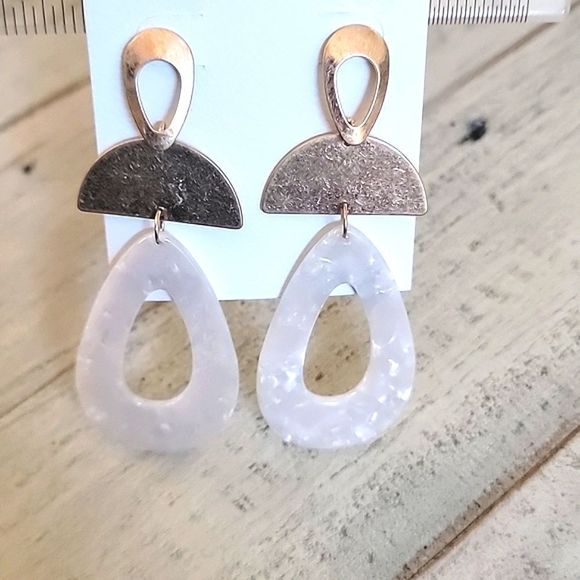 NWT JESSICA SIMPSON VINTAGE GOLD AND SEASHELL DROP EARRINGS - Picture 6 of 6